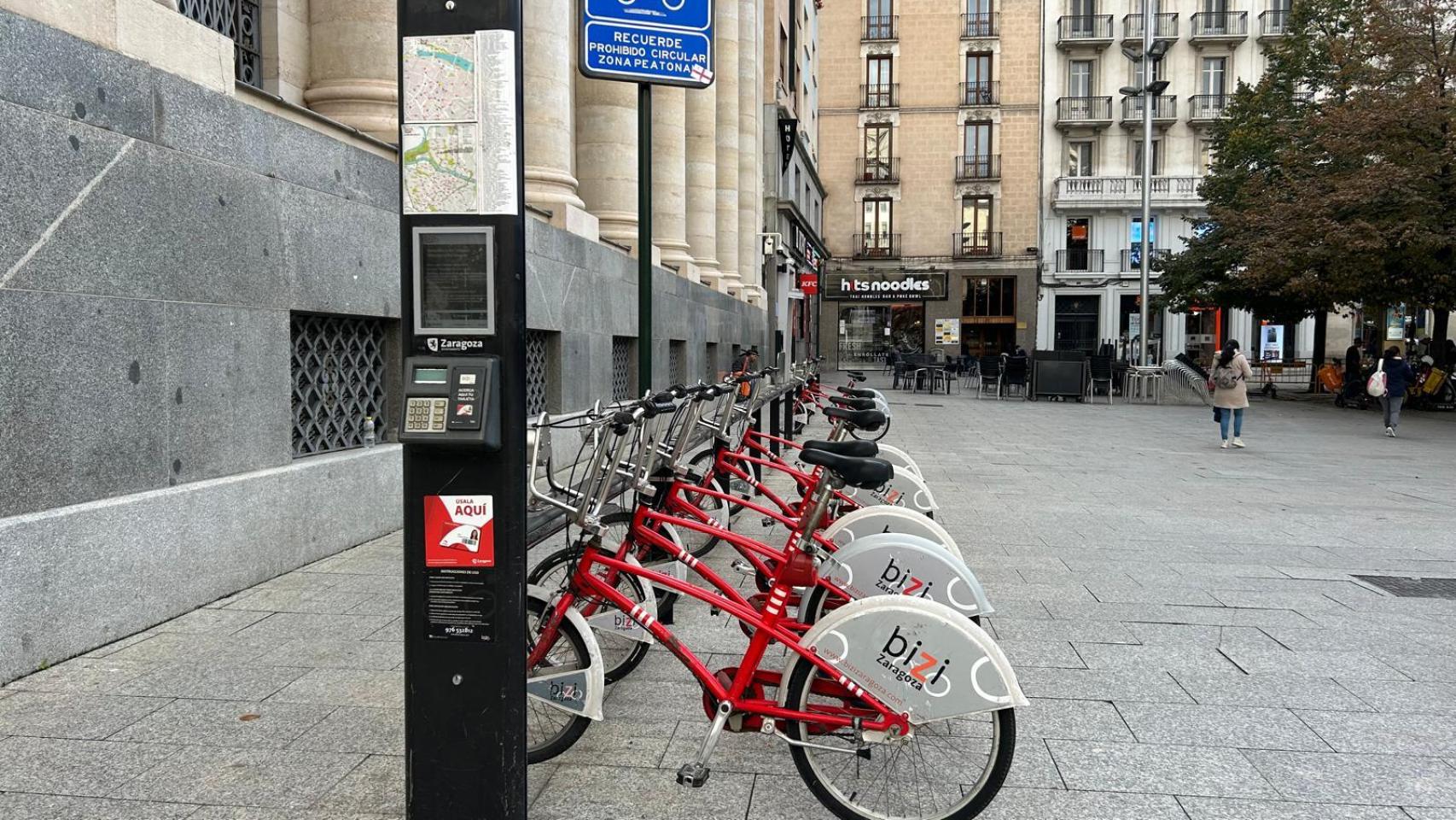 Estación del servicio Bizi en plaza España, Zaragoza.