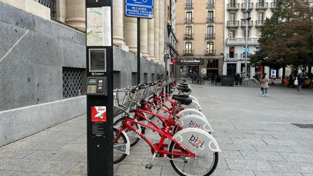 Estación del servicio Bizi en plaza España, Zaragoza.