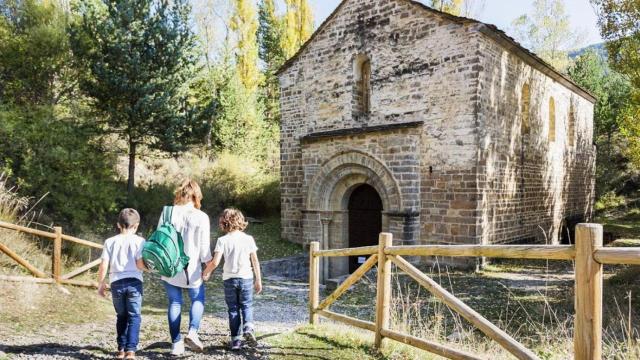 Una familia entrando en la ermita de San Adrián de Sasabe.