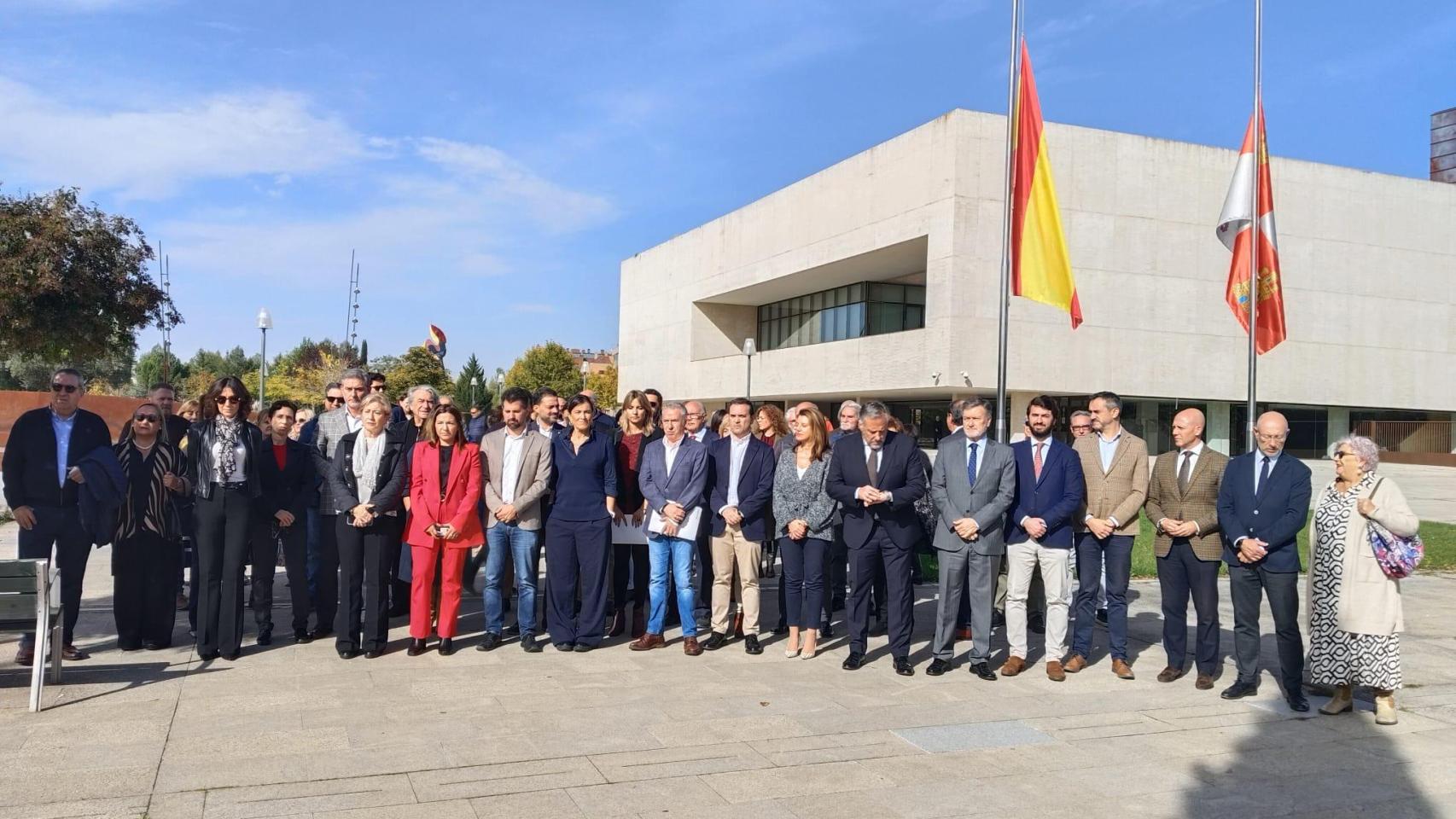 Las Cortes de Castilla y León guardan un minuto de silencio por las víctimas mortales de la DANA