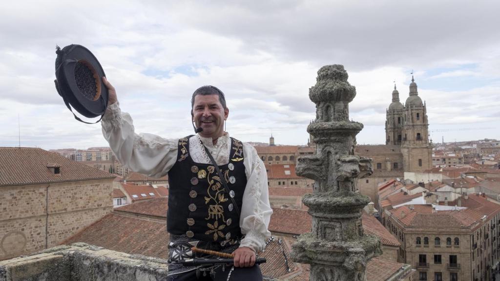 El Mariquelo recuerda a las víctimas de la DANA desde el cielo de Salamanca