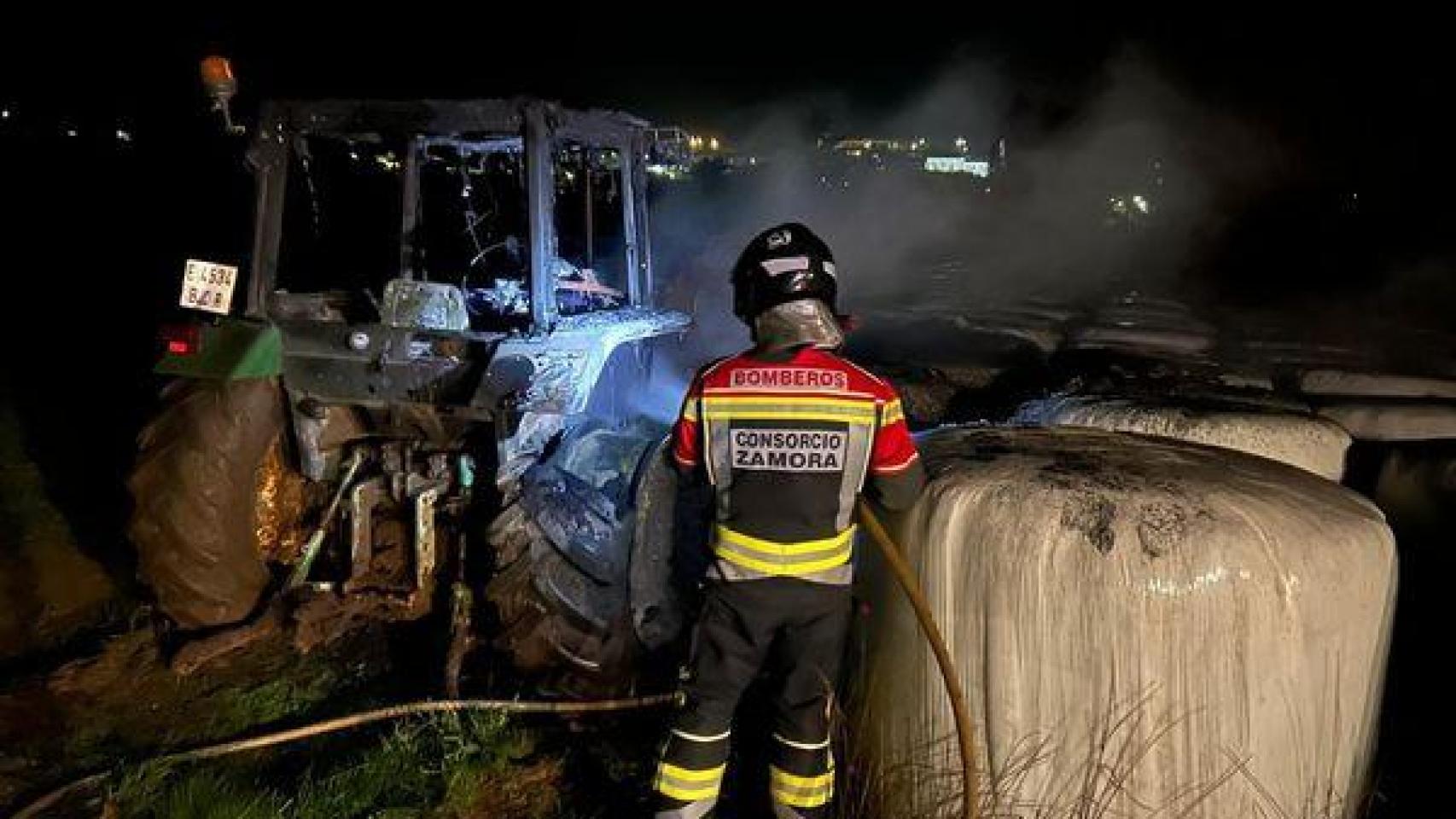 Imagen del incendio de un tractor