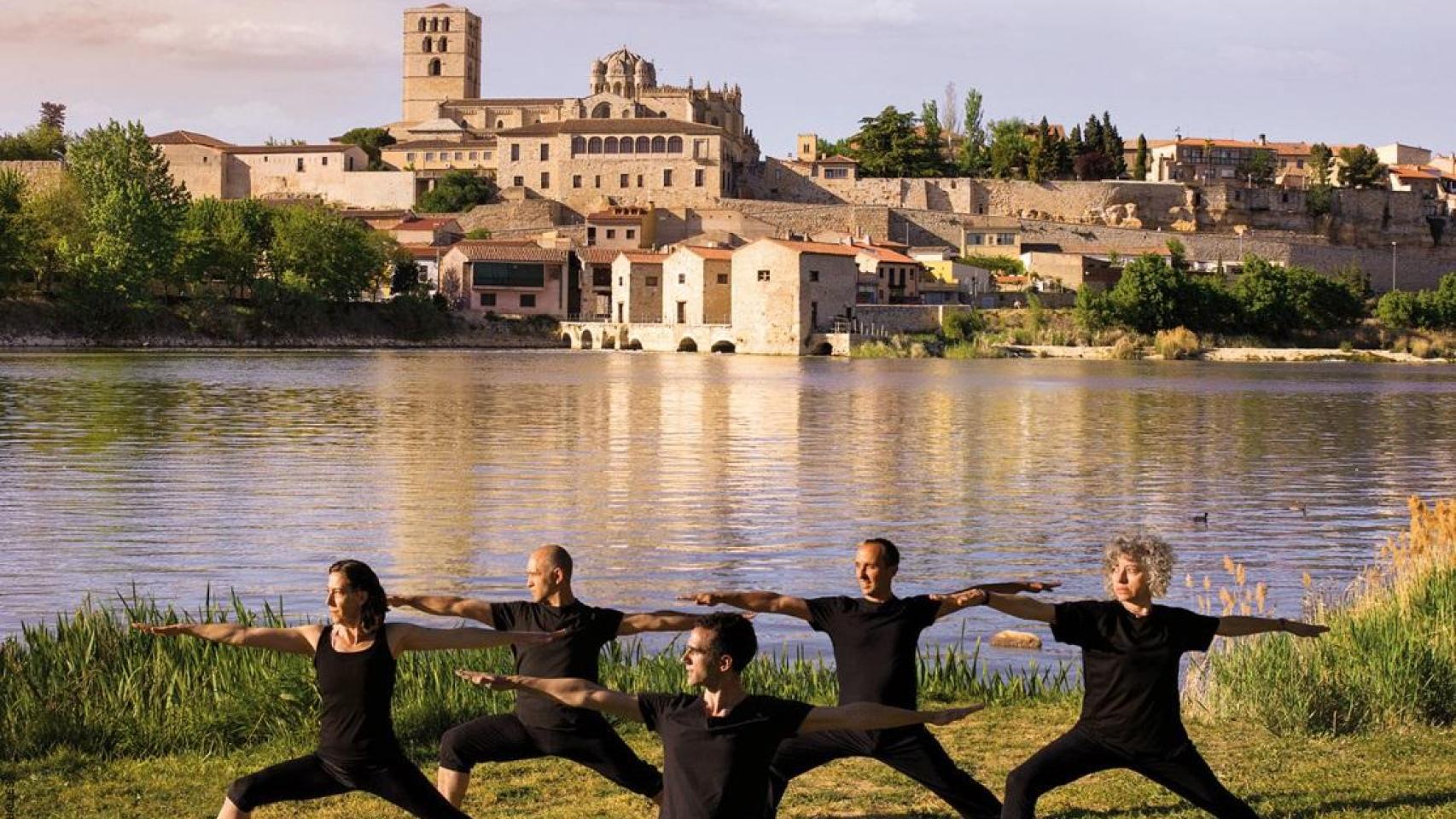 Hacer yoga a la orilla del río Duero