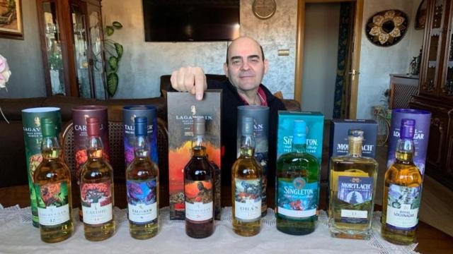 Luis Vara con algunas de sus botellas de whisky