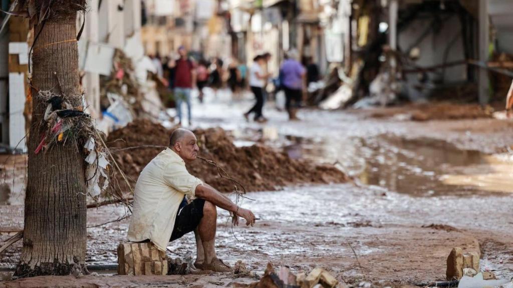 Un hombre observa los daños causados por las inundaciones en la localidad de Paiporta (Valencia) este jueves.