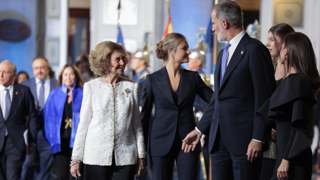 La reina Sofía junto los Reyes y sus hijas en los Premios Princesa de Asturias.