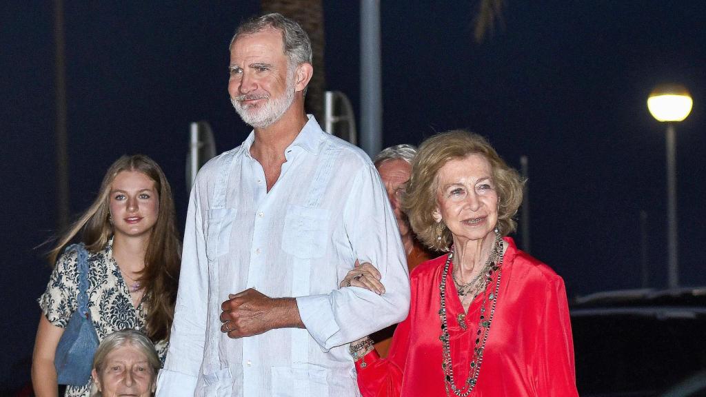 El rey Felipe del brazo de su madre en Mallorca.