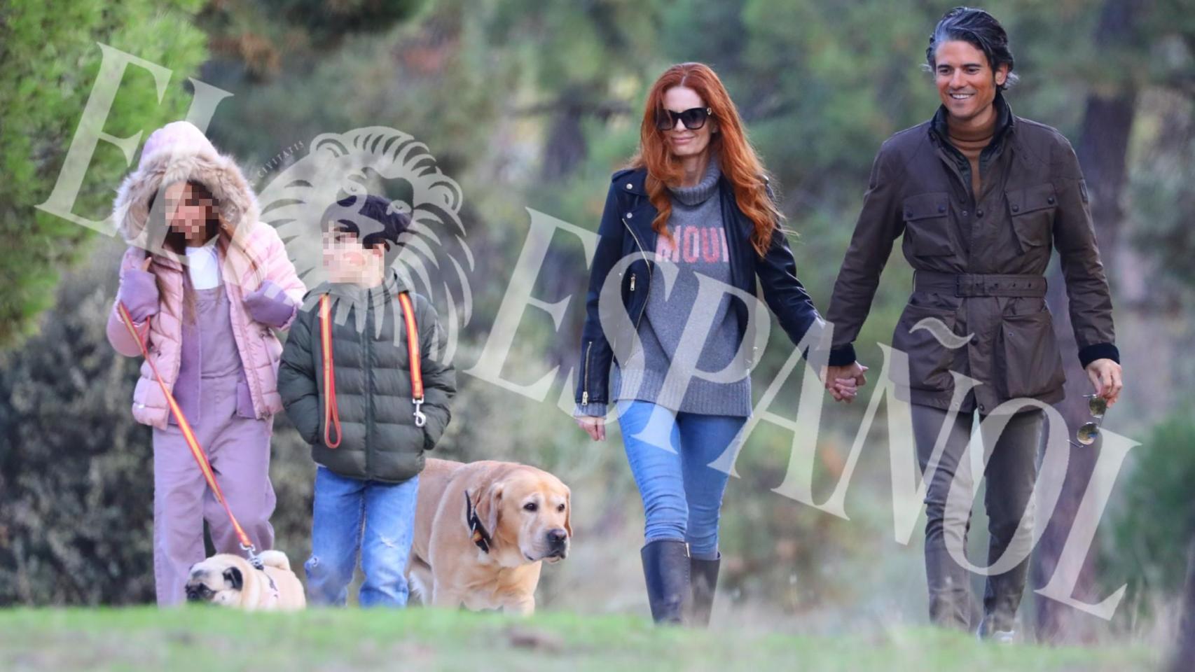 Olivia de Borbón y Julián Porras, disfrutan de un día familiar junto a sus dos hijos.