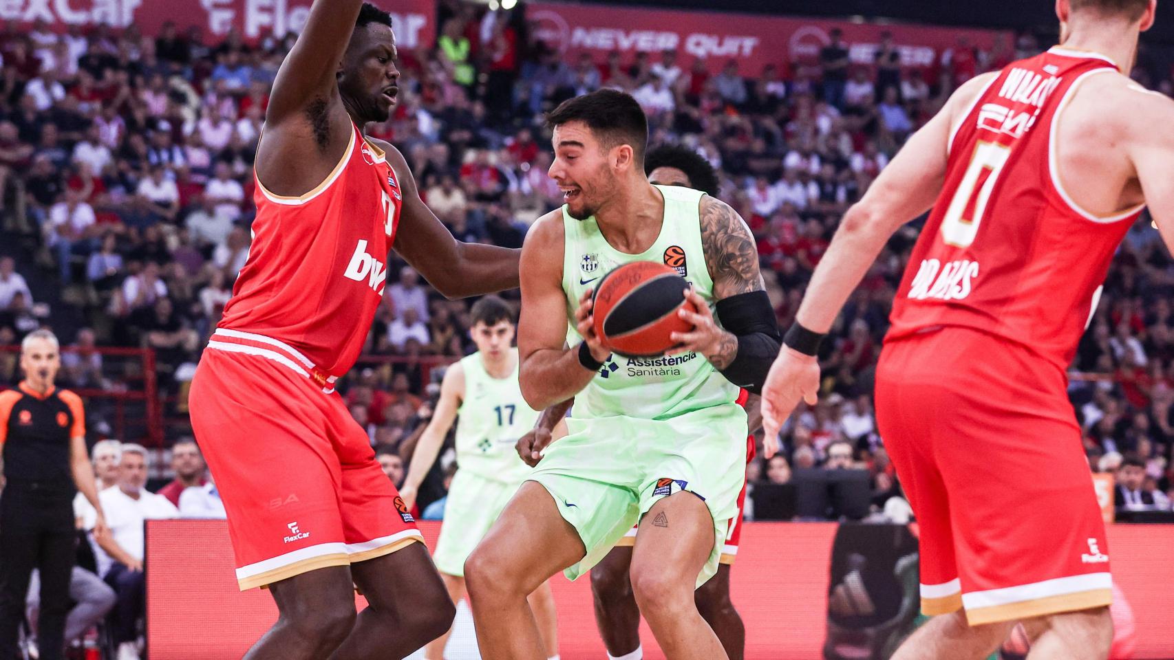 Willy Hernangómez, del Barça de baloncesto, con el balón.