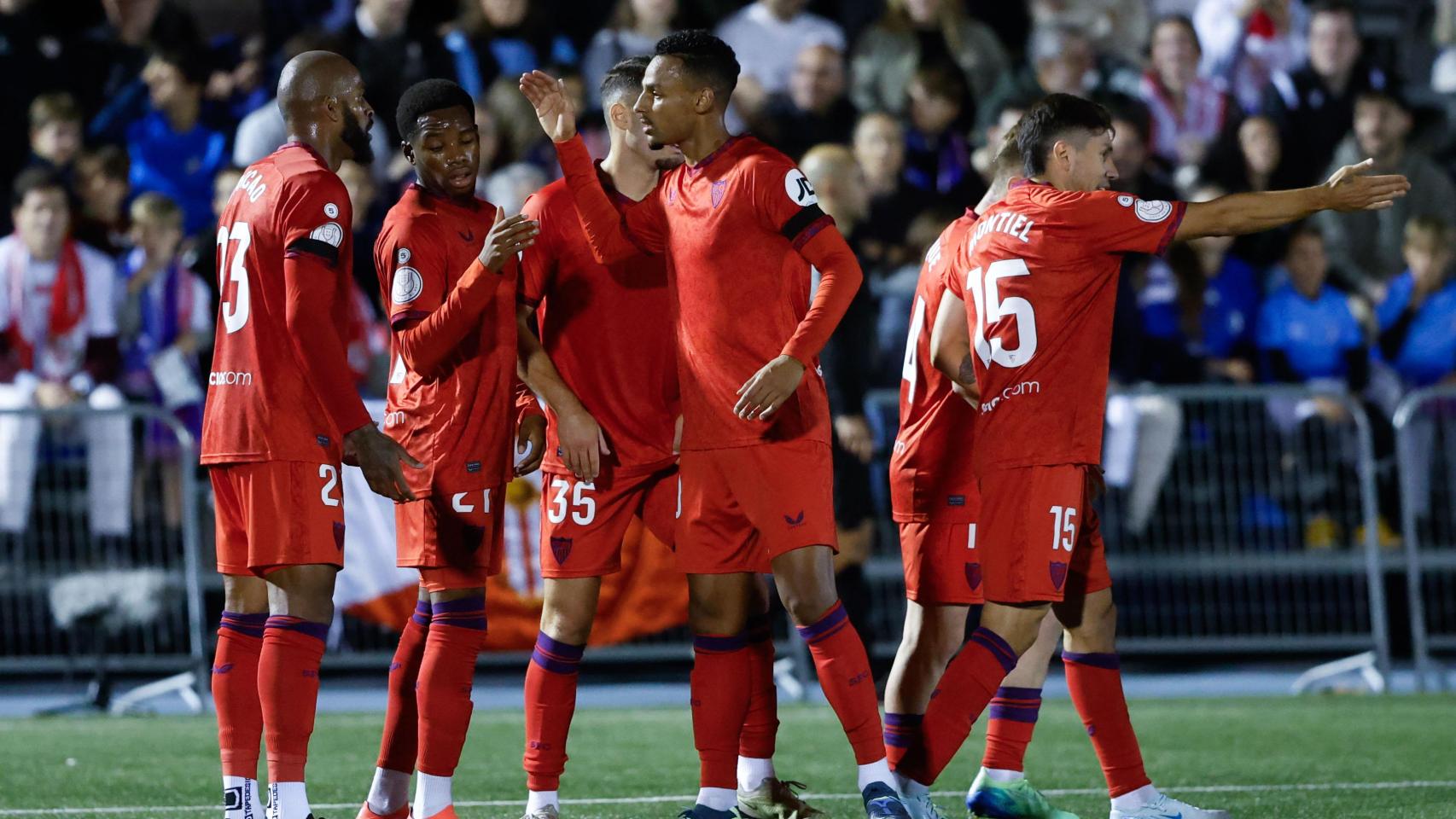 Los jugadores del Sevilla celebran uno de los goles en la victoria ante Las Rozas.