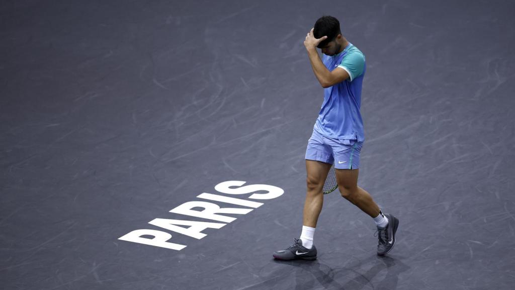 Carlos Alcaraz se lamenta en el Masters 1.000 de París.