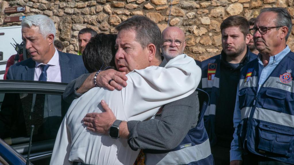 Page abraza a la ministra Isabel Rodríguez a su llegada a Letur (Albacete).