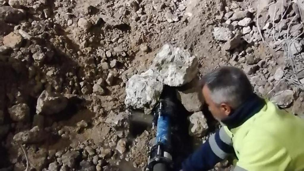 Los operarios de Tagus, concesionaria del servicio de abastecimiento de agua, ya han reparado la avería.