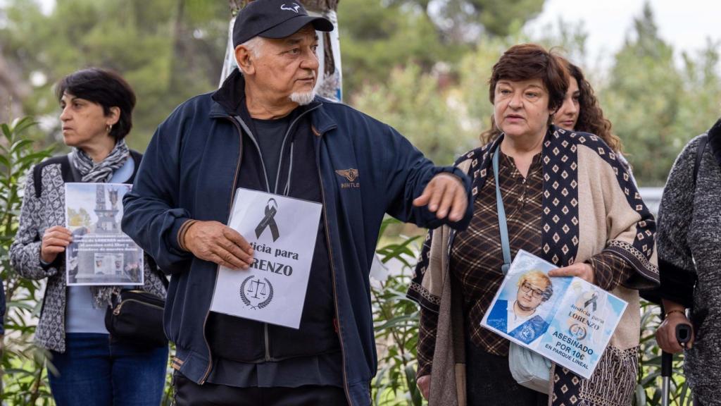 Marilena y Constantine, padres de Lorenzo, durante la concentración en memoria de Lorenzo, asesinado hace ahora trers años.