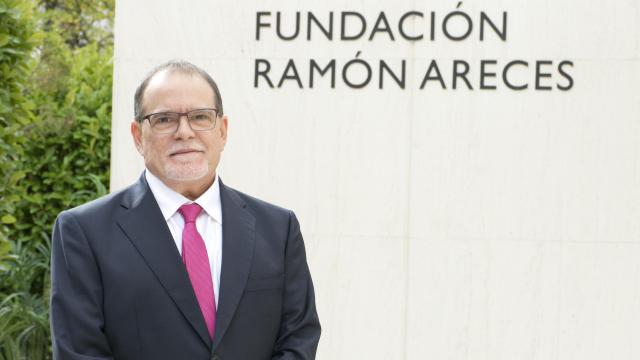 Armando Del Río, experto investigador contra el cáncer, posa en la entrada de la Fundación Ramón Areces.