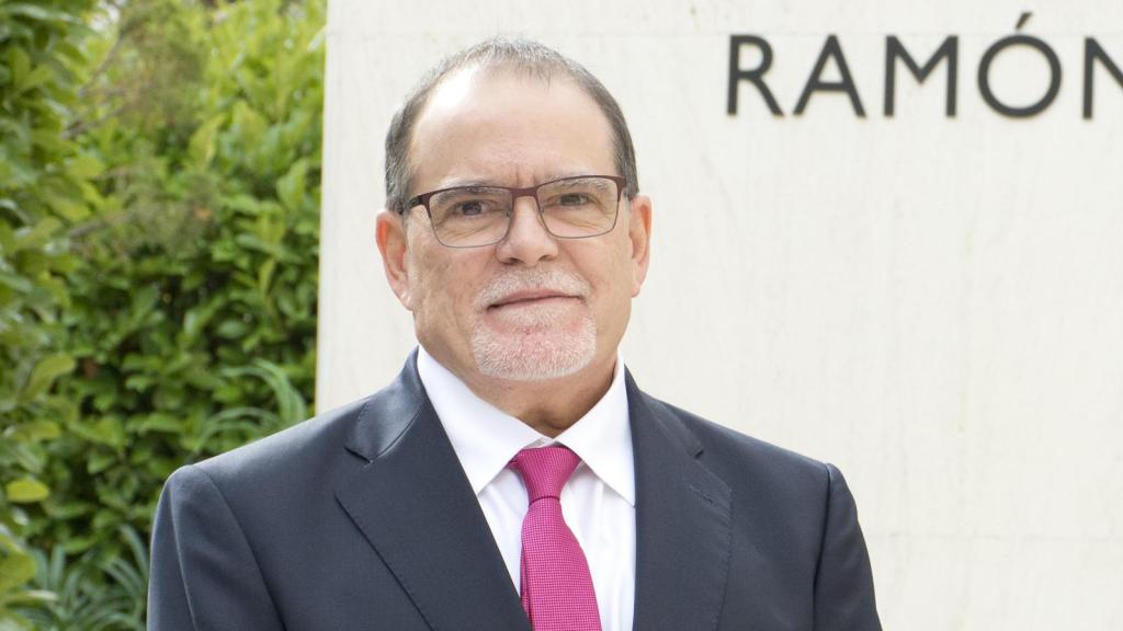 Armando Del Río, experto investigador contra el cáncer, posa en la entrada de la Fundación Ramón Areces.