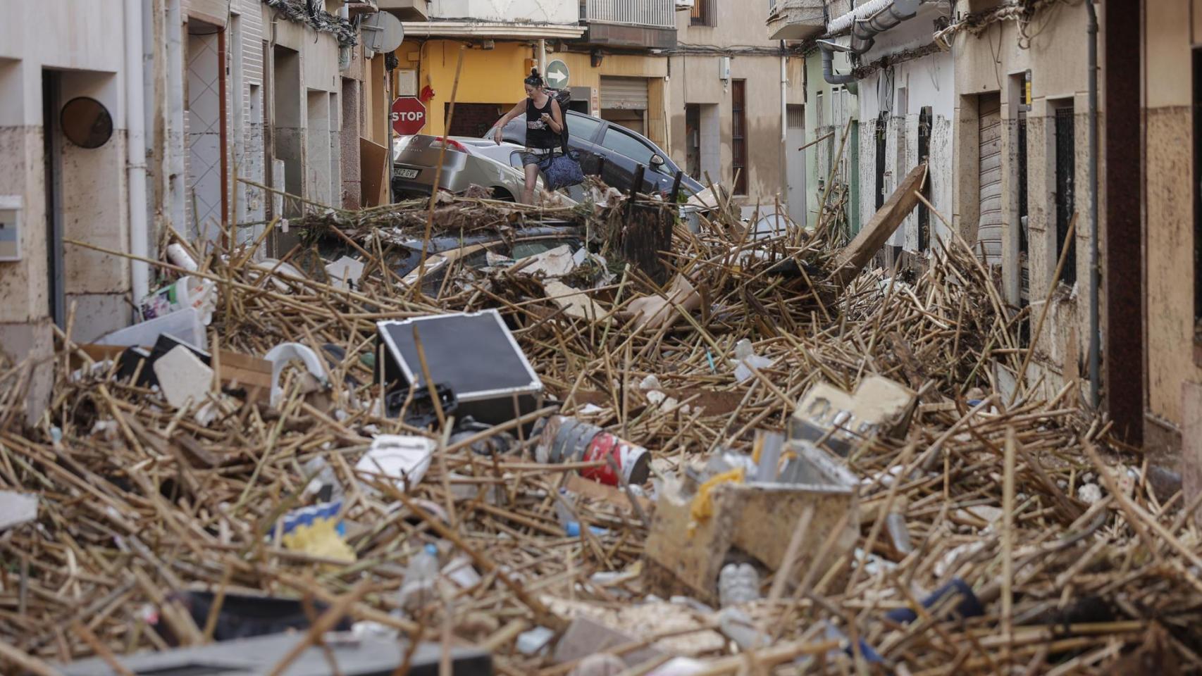 Así ha quedado una calle de Paiporta (Valencia), una de las localidades más afectadas por la DANA.