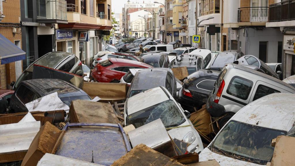 Vehículos amontonados en una calle en Sedaví (Valencia).