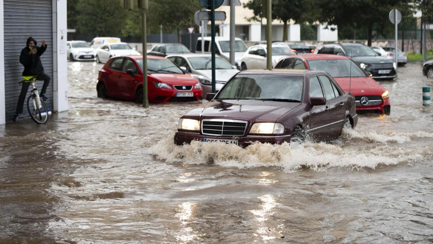 Aspecto de la Avenida Casalduch de Castellón de la Plana anegada de agua este jueves por la mañana.