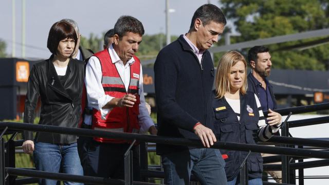 El presidente del Gobierno, Pedro Sánchez (c), acompañado por la ministra de Ciencia, Innovación y Universidades, Diana Morant (i), el president de la Generalitat, Carlos Mazón (2i),