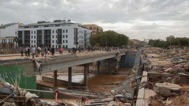 Vecinos de Paiporta (Valencia), una de las localidades más afectadas por las inundaciones causadas por la dana, recorren a pie varios kilómetros para comprar agua y alimentos en las localidades cercanas.