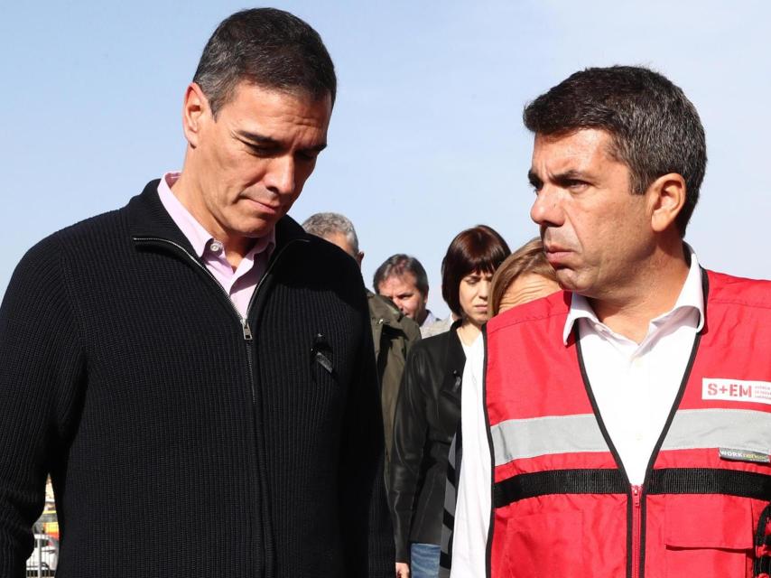 Pedro Sánchez junto al president de la Generalitat, Carlos Mazón, durante su visita al Centro de Coordinación Operativo Integrado (Cecopi) de la Comunitat Valenciana.