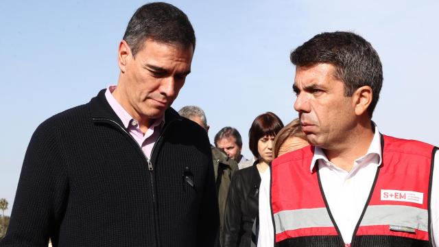 Pedro Sánchez junto al president de la Generalitat, Carlos Mazón, este jueves durante su visita al Centro de Coordinación Operativo Integrado (Cecopi) de la Comunitat Valenciana.