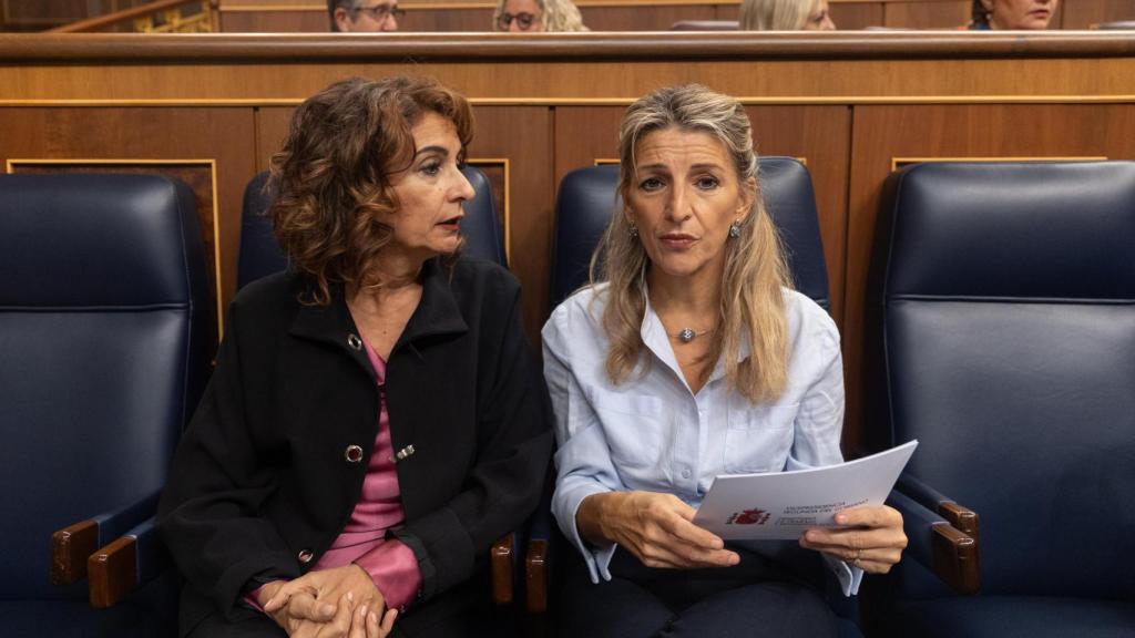 La vicepresidenta primera y ministra de Hacienda, María Jesús Montero (i) y la vicepresidenta segunda y ministra de Trabajo, Yolanda Díaz, este miércoles en el Congreso de los Diputados.