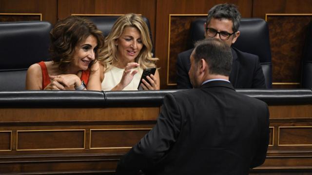 María Jesús Montero, Yolanda Díaz y Félix Bolaños charlan con José Luis Ábalos.