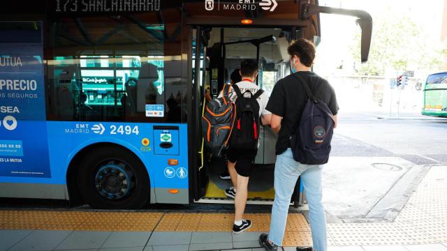 Personas subiendo a un autobús de la EMT.