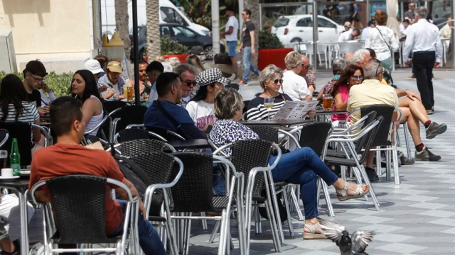 Personas en la terraza de un bar.