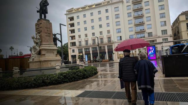 Dos ancianos un día de lluvia en Málaga.