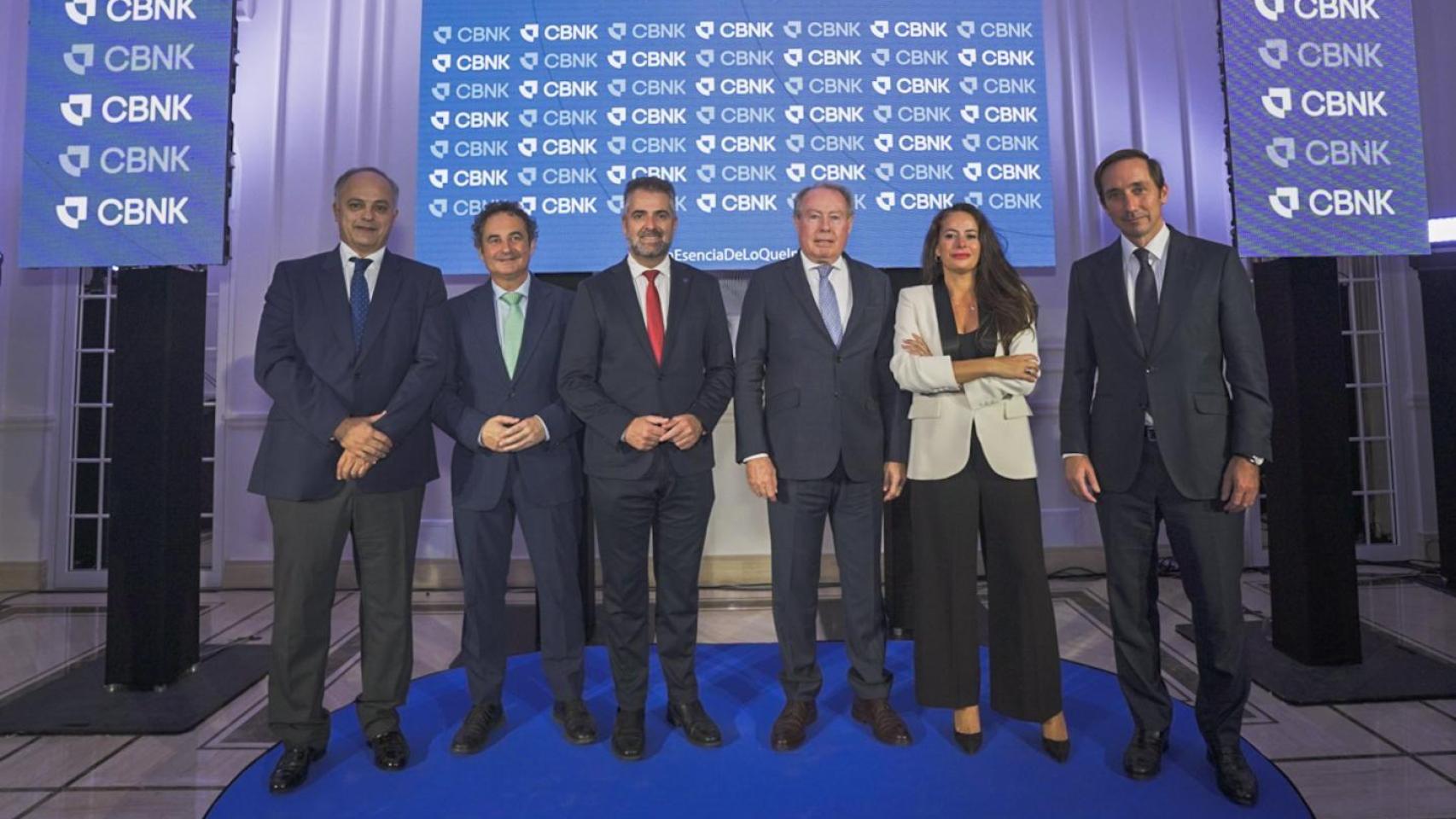 Directivos de CBNK y autoridades de Málaga en la presentación de la imagen corporativa.