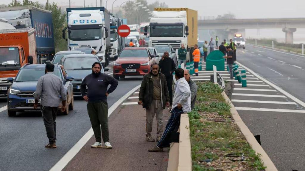 Varios conductores en la carretera tras la DANA.