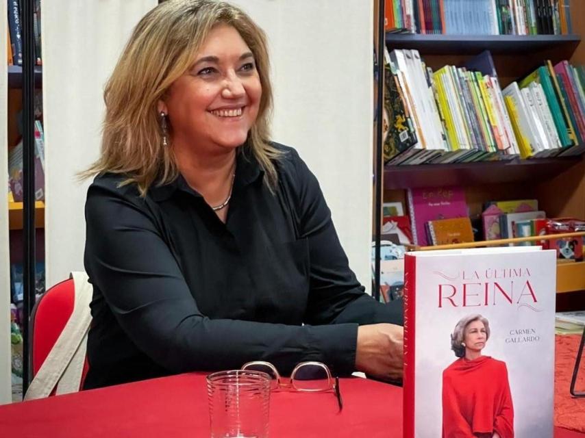 Carmen Gallardo, con su libro, 'La última Reina'.