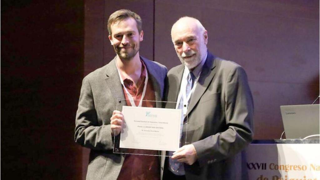 El psiquiatra gallego Fernando Facal recibe el premio a la mejor tesis de 2023.