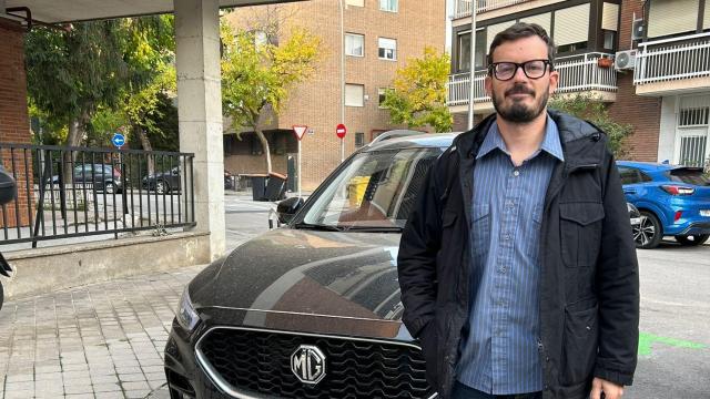 Adolfo Pahissa y su coche.