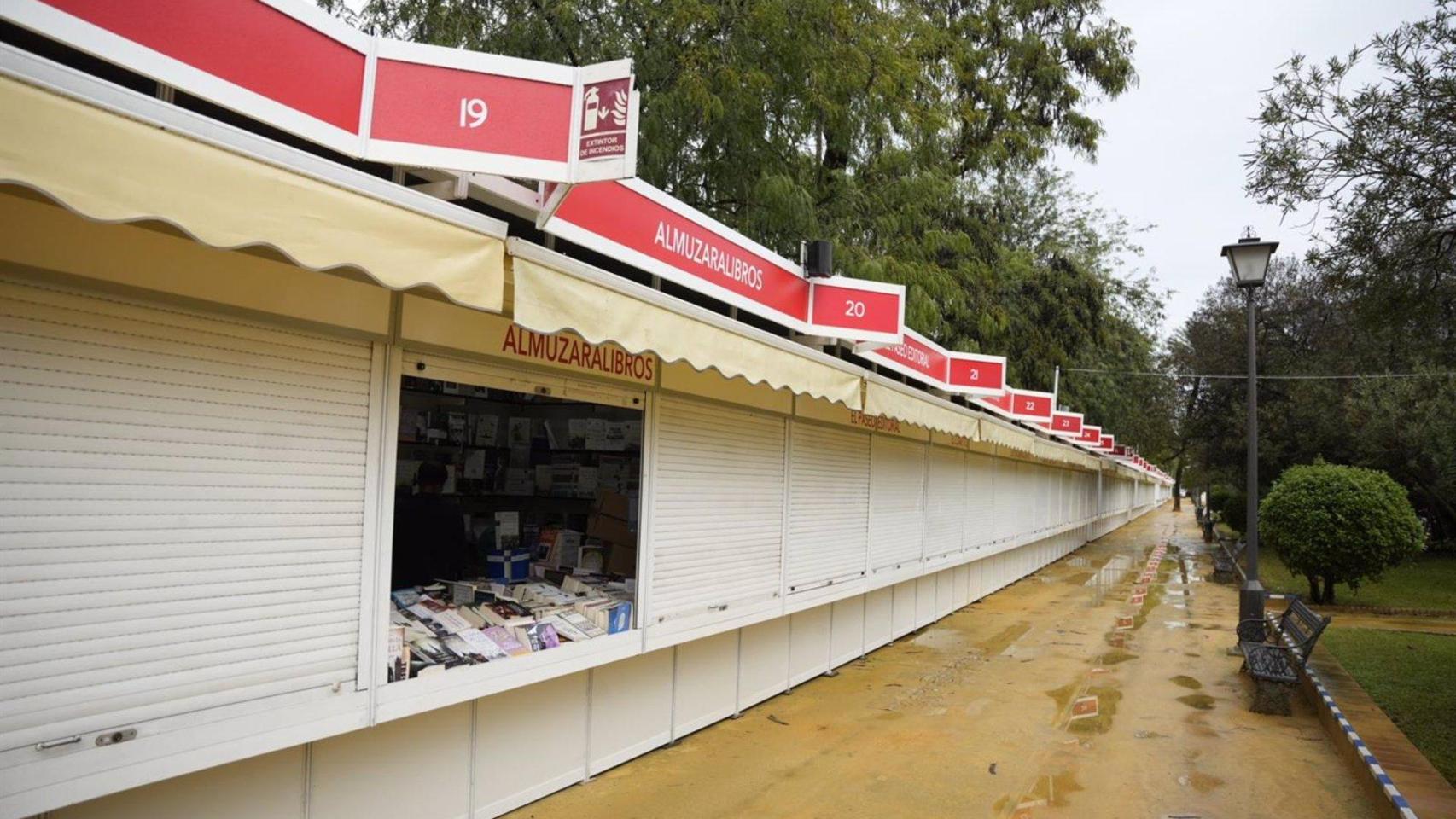 Las casetas de la Feria del Libro, cerradas durante los días de temporal.