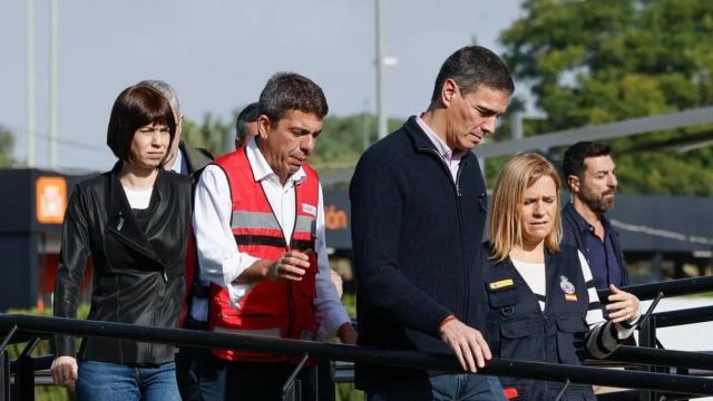 Pedro Sánchez, acompañado por Diana Morant, Carlos Mazón, y Pilar Bernabé, visita el Centro de Coordinación Operativo Integrado (CECOPI) de la Comunidad Valenciana. | EFE/ Kai Försterling