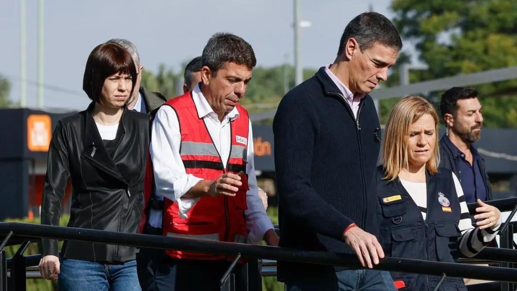 Diana Morant, Carlos Mazón, Pedro Sánchez y  Pilar Bernabé, delegada del Gobierno, el jueves en L'Eliana (Valencia).