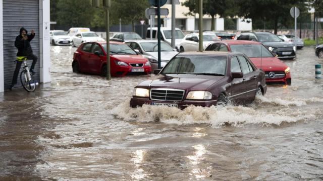 Aspecto de la Avenida Casalduch de Castellón de la Plana anegada por las aguas este jueves