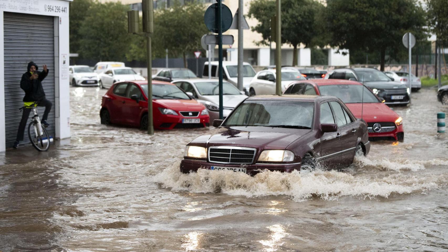 Aspecto de la Avenida Casalduch de Castellón de la Plana anegada por las aguas este jueves