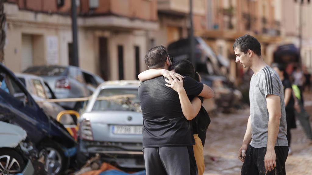 Dos personas se abrazan en Paiporta (Valencia)