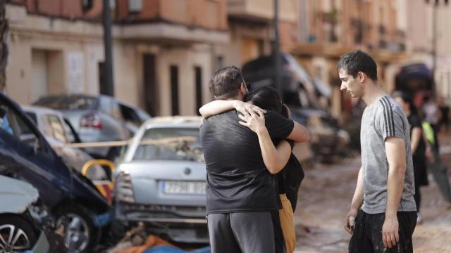 Dos personas se abrazan en Paiporta (Valencia)