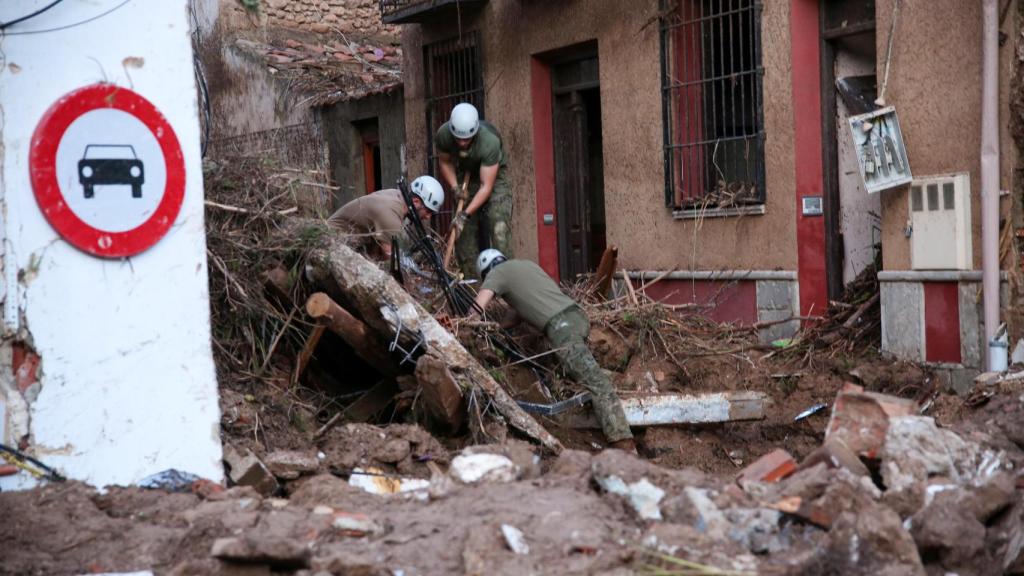 Los equipos de emergencia trabajan a destajo en Letur.