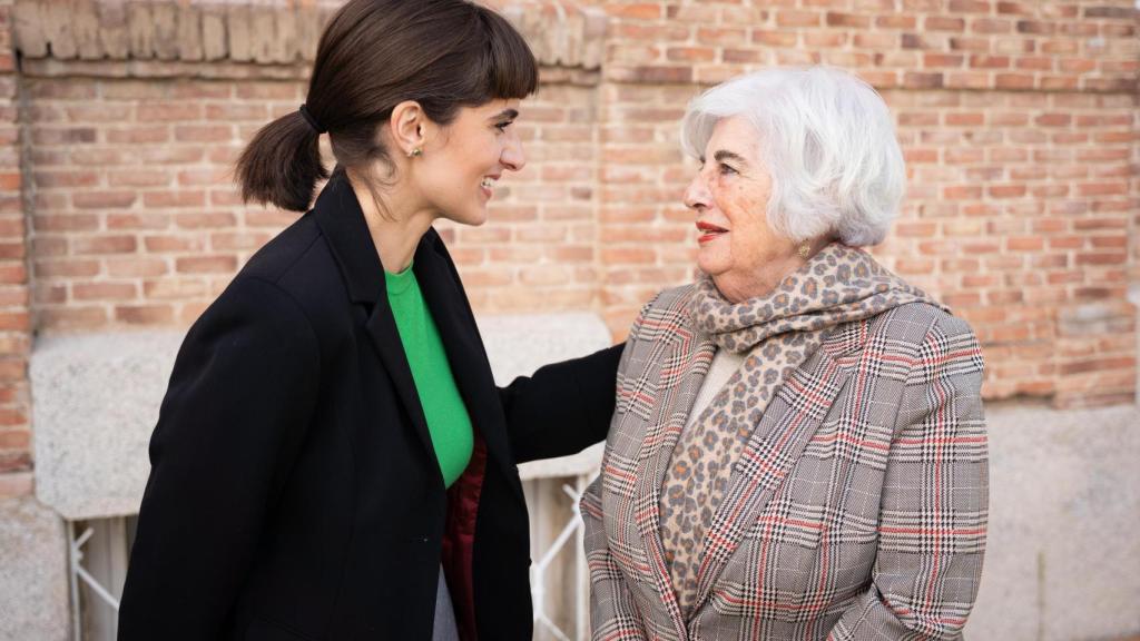 Almudena Pascual, la actriz que hace Paca en la serie, con Sauquillo.