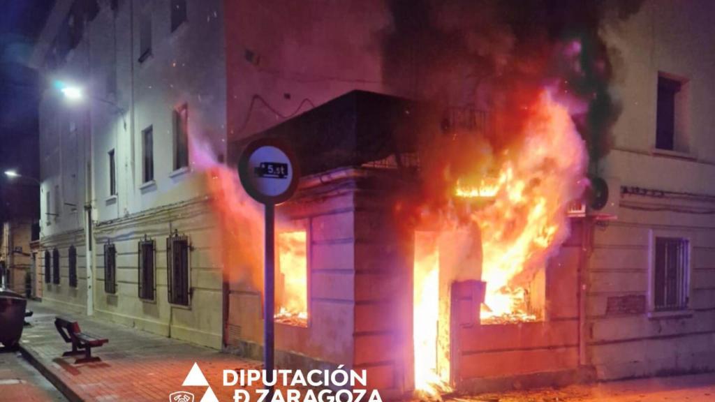 Incendio propagado en un bajo de un inmueble en Calatayud.