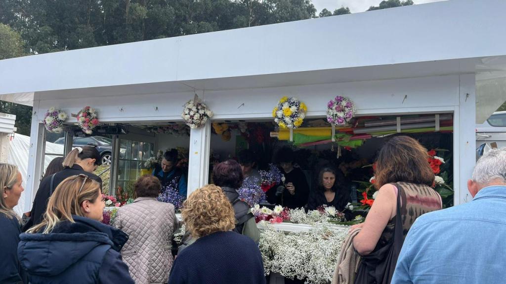 Puesto de flores en el cementerio de Feans