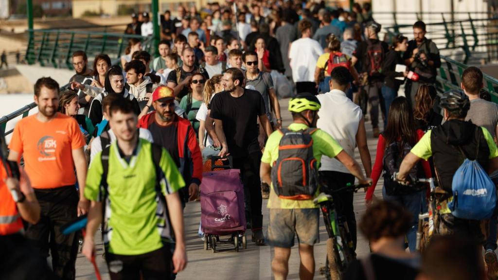 Un río humano de solidaridad desborda la pedanía valenciana de La Torre.