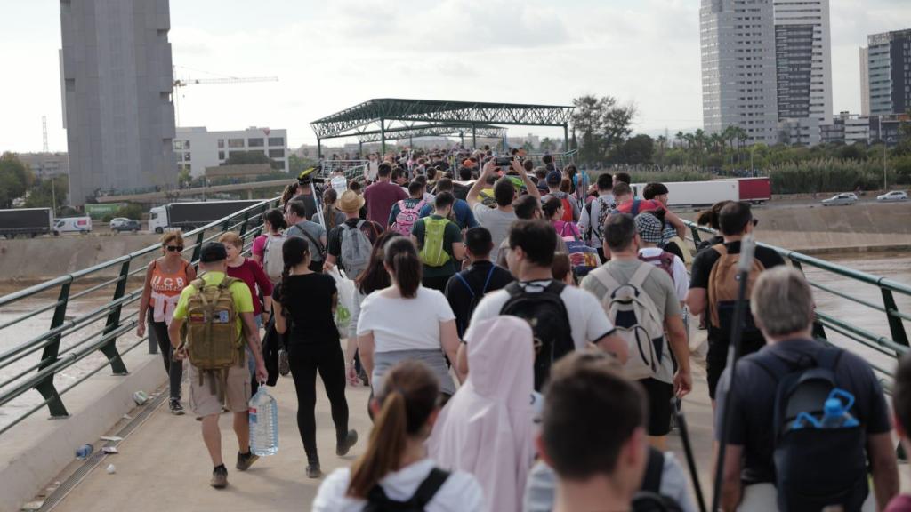 Cientos de valencianos caminando hacia Paiporta.